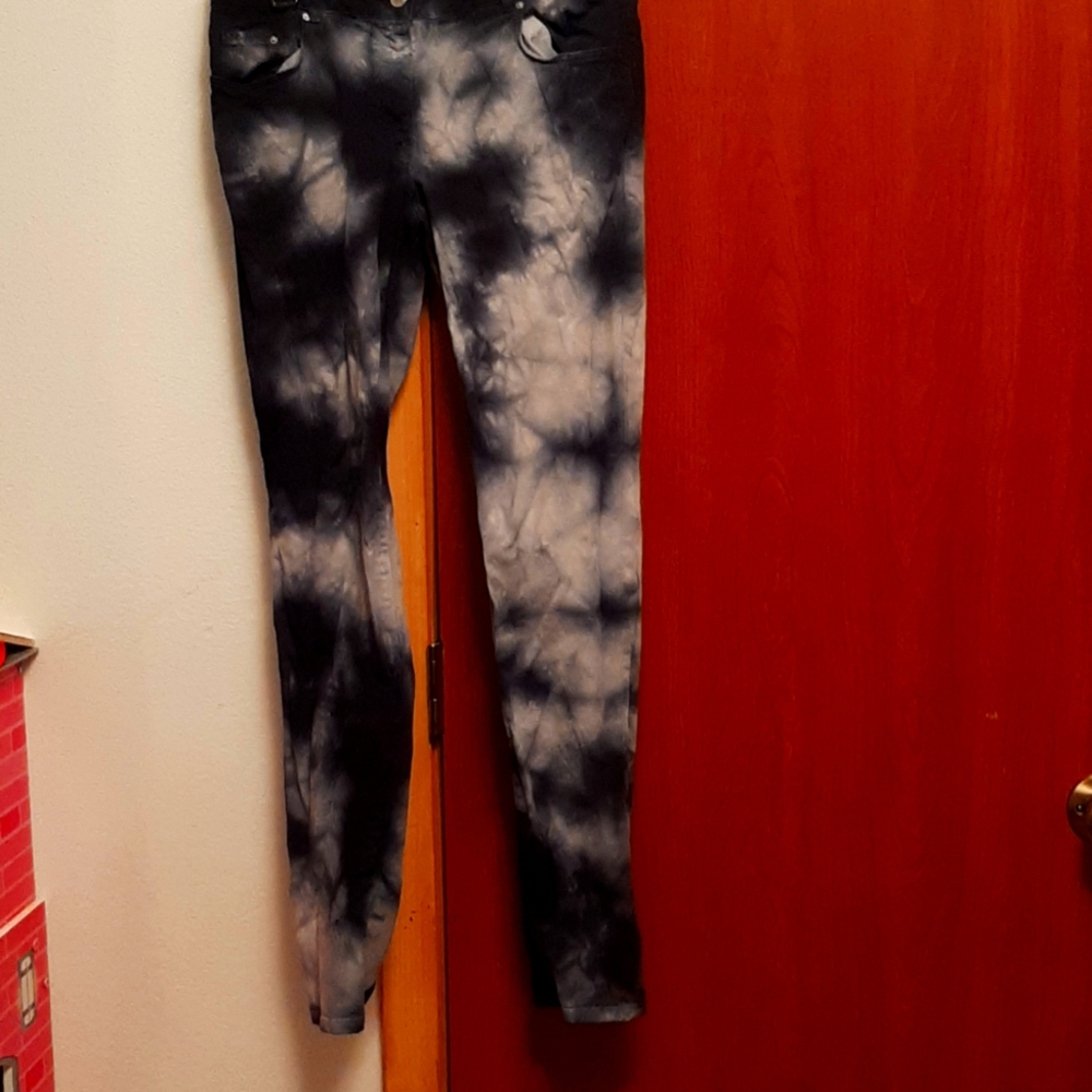 Dark blue and whiteish skinny jeans